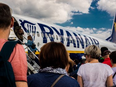 O plano da Ryanair para fazer você voar pagando R$0 na passagem