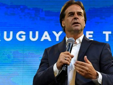 Uruguai aposta nos erros de Brasil e Argentina para se tornar um porto seguro