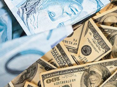 Brasileiros ficam em média 27% mais pobres em dólar na década