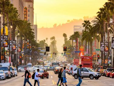 Los Angeles deve adotar programa de renda básica de $1000 para população mais pobre