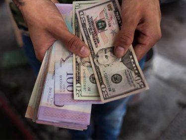 Venezuelanos trocam $20 por 18 notas de $1 em meio a falta de troco