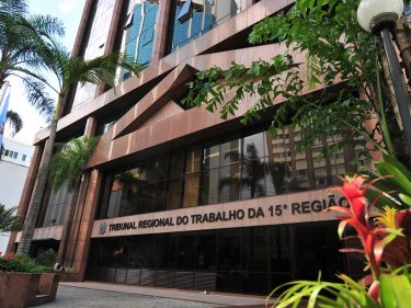 Justiça do Trabalho ignora acordo entre Uber e motorista e define vínculo empregatício