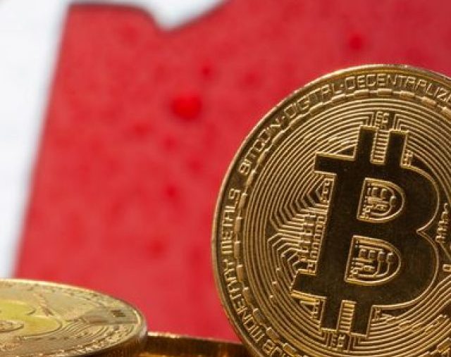 Ilustração com logo da Tesla e representação da moeda virtual Bitcoin