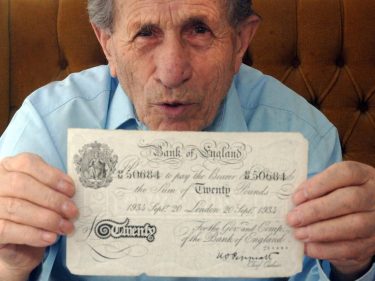O plano nazista para destruir a economia inglesa: imprimir libras