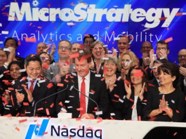 MicroStrategy compra US$14.4M em bitcoin e planeja venda de ações