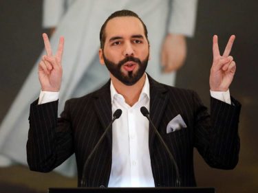 El Salvador distribuirá R$585 milhões em Bitcoin para todos cidadãos adultos