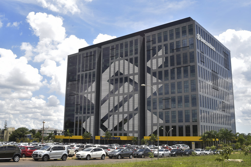 Banco do Brasil (BBAS3) lança serviços de pagamento exclusivos via WhatsApp; veja como funciona