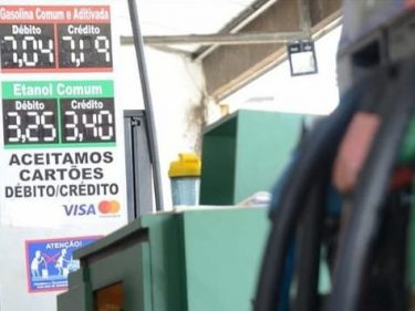 Tarifas e alimentos puxam a maior alta do IPCA-15 em 20 anos