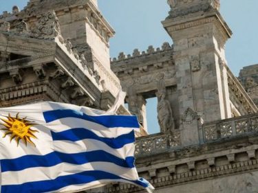 Projeto de lei autoriza pagamentos em criptomoedas no Uruguai