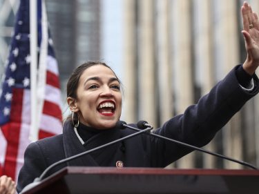Socialistas americanos agora querem que o Banco Central combata o racismo e aquecimento global