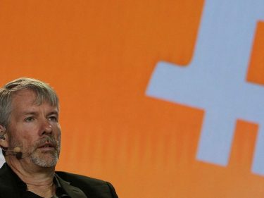Comprando a queda: MicroStrategy adquire mais R$ 1,2 bilhão em Bitcoin