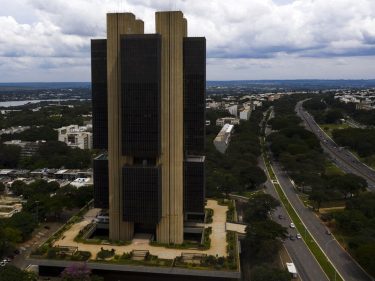 O que é a SELIC. E por que os juros que você paga são muito maiores que ela