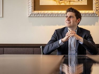 Como Eduardo Saverin fez US $300 mil aos 21 anos negociando petróleo
