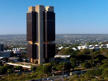 Os juros de 1% ao mês estão de volta. Não é pirâmide! É só o teto de gastos caindo