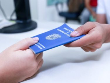 Salário mínimo de 2022 terá a maior correção da história. Graças a inflação.