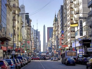 Com gasolina custando R$3 o litro, Argentina limita compra por brasileiros