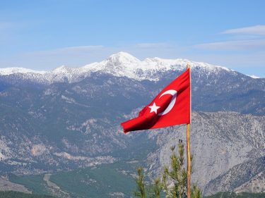 Turquia reduz juros para combater a inflação e deixa investidores de Bitcoin ricos