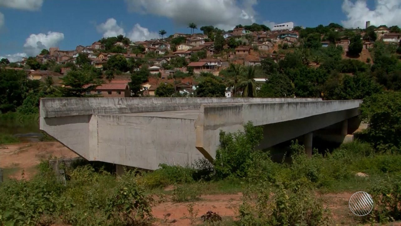 Bahia Meio Dia – Salvador | Atraso em entrega de ponte revolta moradores de  Medeiros Neto, no extremo sul do estado Assista online | Globoplay