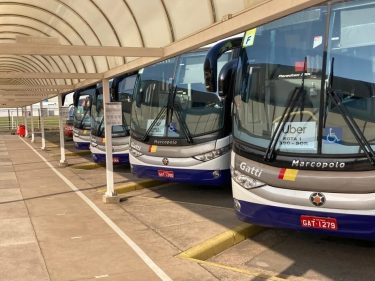 Uma semana após anunciar fim do Uber Eats no Brasil, Uber entra em ônibus fretados