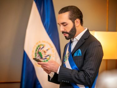 Moody’s rebaixa nota de El Salvador por investimento em Bitcoin