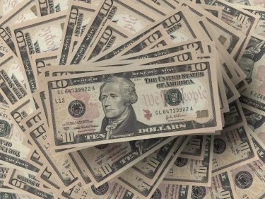 Porque o dólar voltou a ser cotado abaixo dos R$5