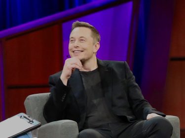 Elon Musk critica Twitter por perder tempo com NFT enquanto ignora golpistas