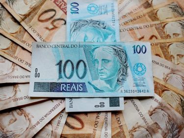 Real é a moeda emergente que mais se valorizou em 2022, Peso argentino a que mais perdeu