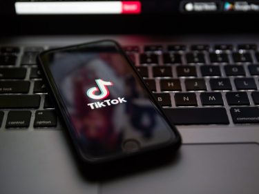 TikTok compartilha seus dados mais do que qualquer rede social. E ninguém sabe exatamente com quem