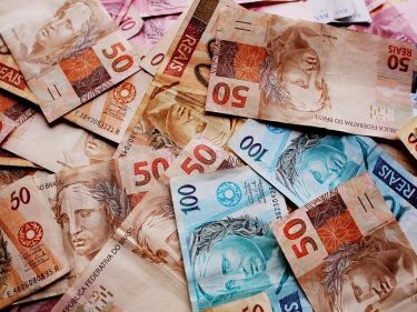 Dólar cai 1,1% e chega a patamar pré-pandemia