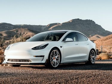 Startup oferece aluguel de Teslas por $995 ao mês