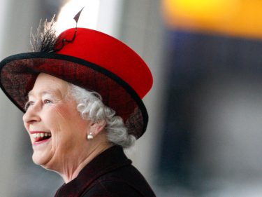 Como a Rainha da Inglaterra está lucrando com energias renováveis
