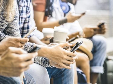 Jovens de hoje são iguais aos seus pais, mas sem dinheiro, diz FED