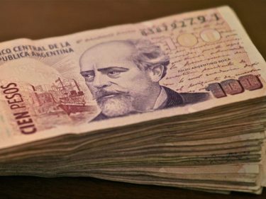 Como o Peso argentino foi de 4 para 350 por 1 dólar em uma década