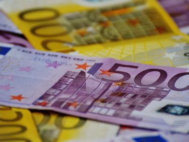 Euro desvaloriza e perde paridade com o dólar