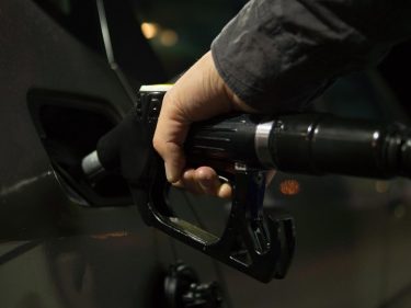 Gasolina fica mais barata e petróleo cai para menos de US$ 100