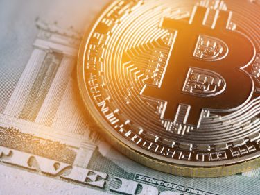 Preço do bitcoin sobe 10% após anúncio do FED que eleva taxa de juros
