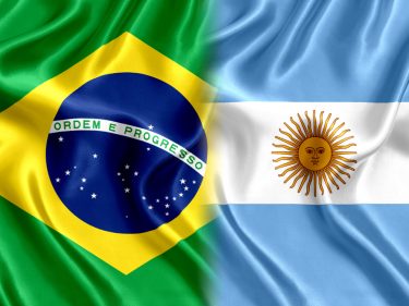 <strong>Sonhando com moeda única, Argentina viu o peso perder 98% do valor na década</strong>