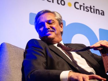 Faltam dólares porque o país cresce muito, diz presidente argentino