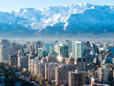 Com 24% de aprovação, presidente do Chile aposta em auxílios e mais impostos