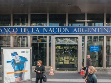 Inflação argentina em outubro supera a do Brasil no ano