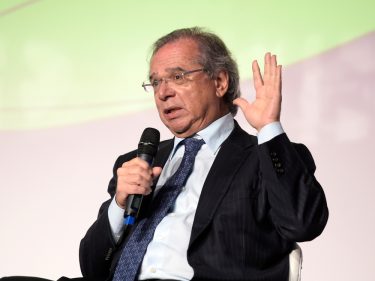 Desemprego pode cair em 2022 no Brasil, diz Paulo Guedes na Expert XP