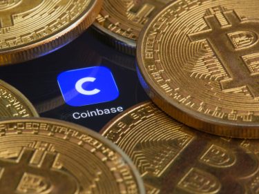 “Baleias” sacam quase US$ 1 bilhão em Bitcoin da Coinbase, reservas nas mínimas de 2015