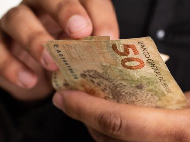Novo relatório Focus prevê queda na inflação em 2022