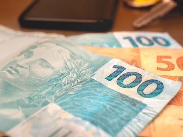 “Vai acabar dinheiro de papel” com blockchain, diz Paulo Guedes