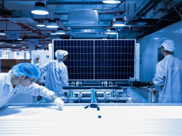 Europa troca o gás russo por painéis solares chineses.