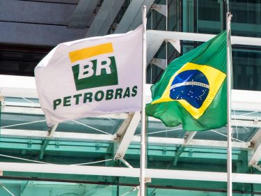 Petrobras anuncia aumento na gasolina e ações já sobem 18% no ano