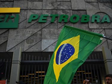 Gasolina vendida pela Petrobras está mais cara do que no exterior