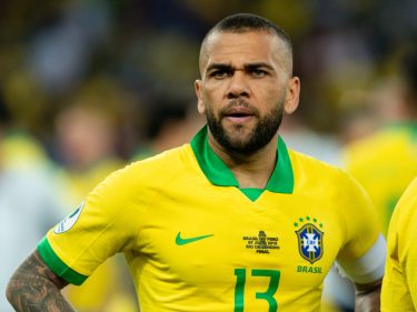 Daniel Alves promove criptomoeda que perdeu 93% do valor em 2022