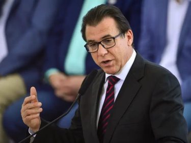 <strong>Ministro do Trabalho sugere que Correios substitua Uber em caso de saída do Brasil </strong>