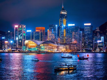 Na contramão dos EUA, Hong Kong quer unir bancos e cripto